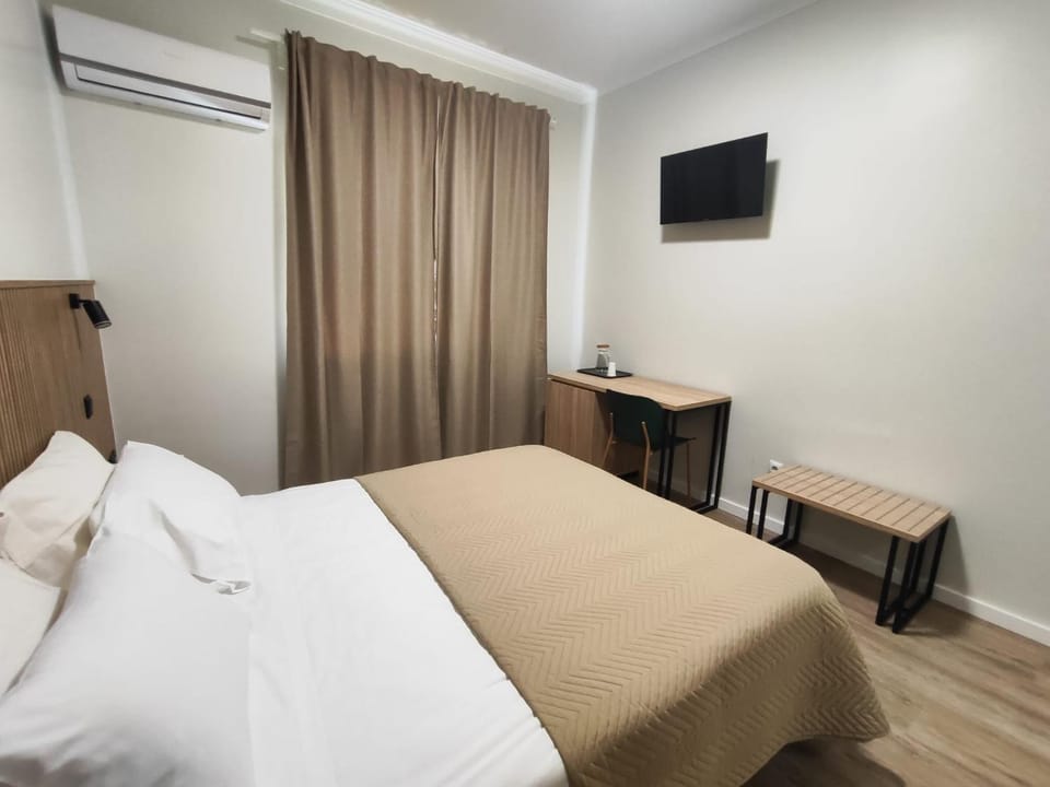 Bed, TV and multimedia, Photo of the whole room, Bedroom, air conditioner