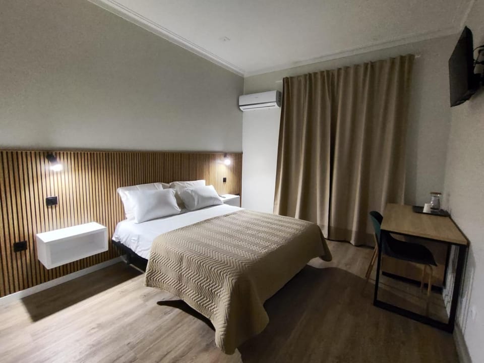 Bed, TV and multimedia, Bedroom