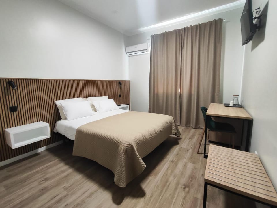 Bed, TV and multimedia, Photo of the whole room, Bedroom, air conditioner