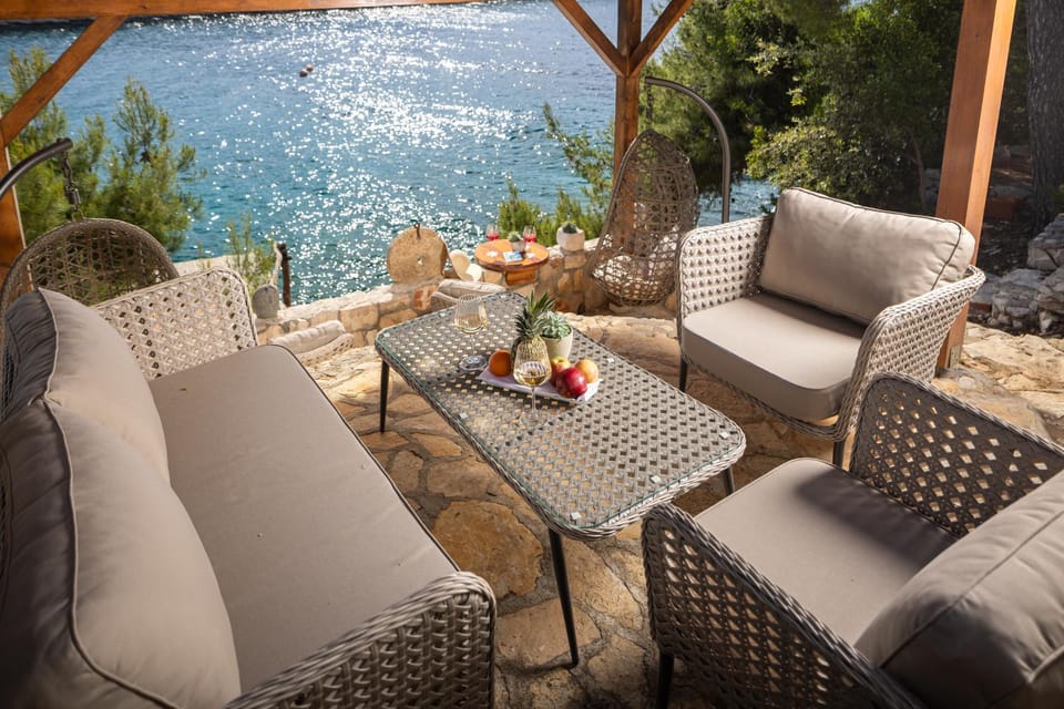 Patio, Day, Natural landscape, Food and drinks, Seating area, Food, Sea view, Drinks