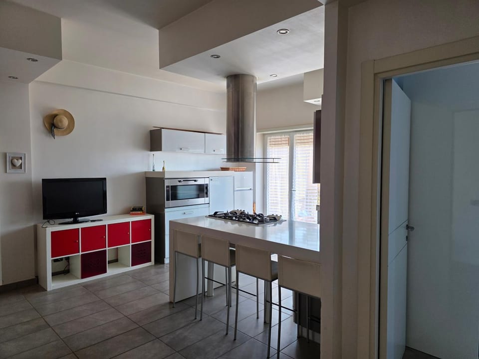 Kitchen or kitchenette, Dining area, oven, stove