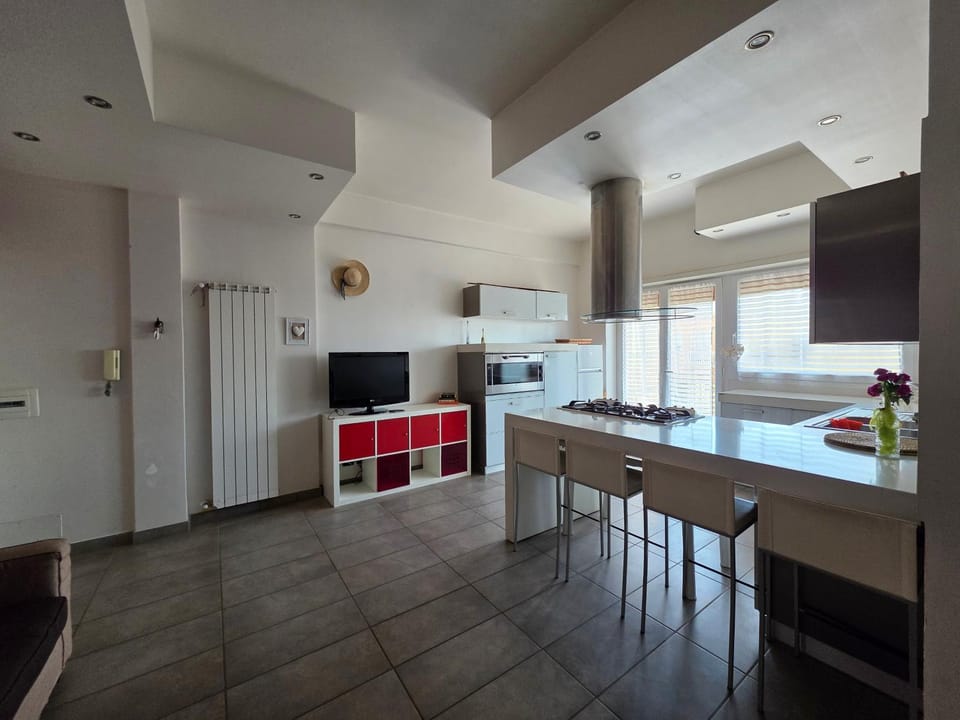 TV and multimedia, Kitchen or kitchenette, Dining area, oven, stove