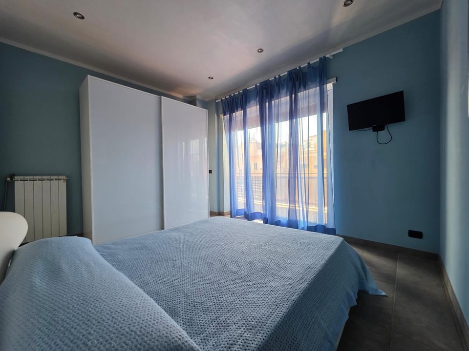 Bed, TV and multimedia, Photo of the whole room, Bedroom