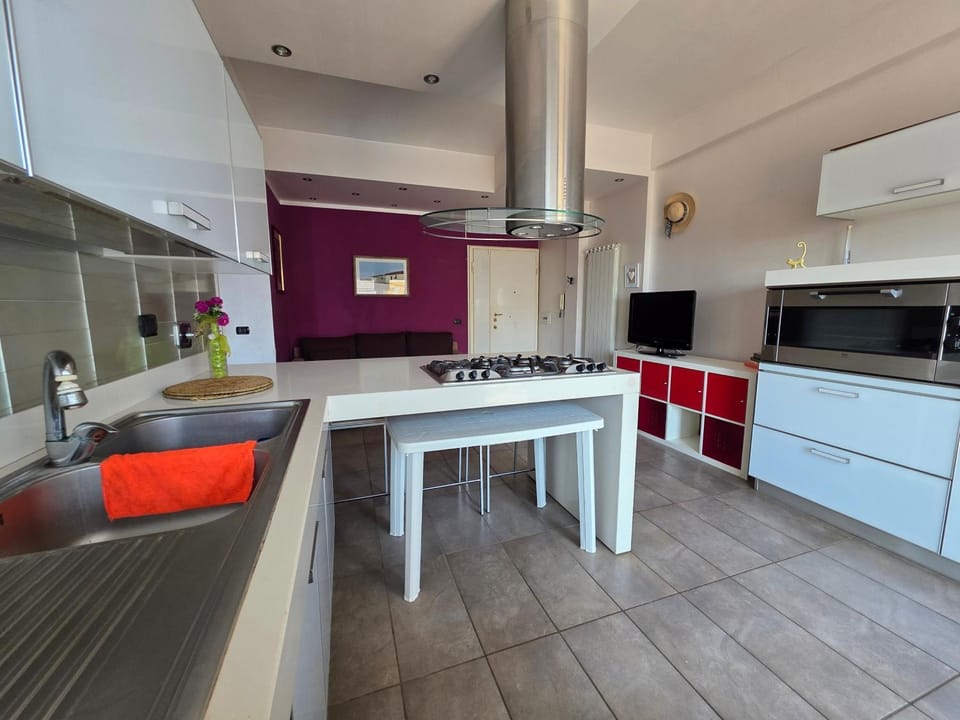 Kitchen or kitchenette, Dining area, oven, stove