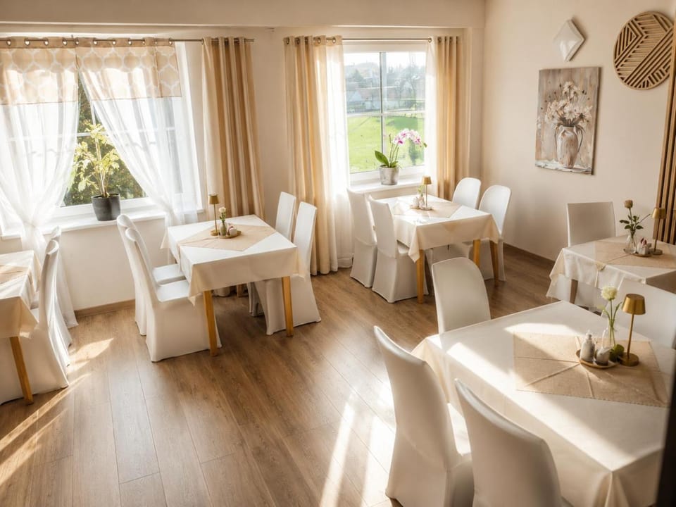 Property building, Restaurant/places to eat, Breakfast