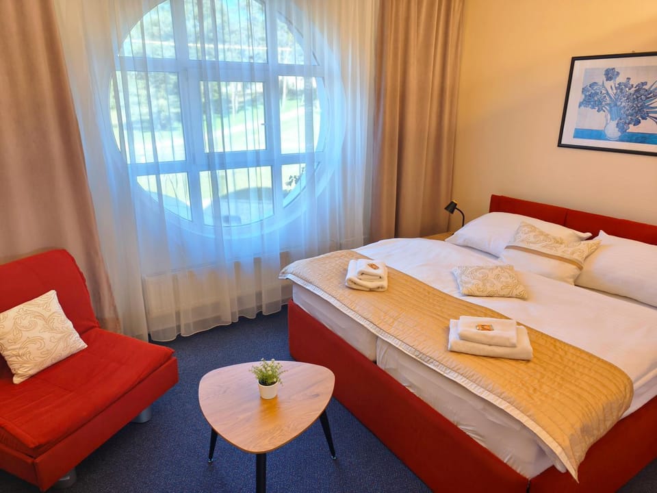 Bed, Living room, Photo of the whole room, Seating area, Bedroom, towels