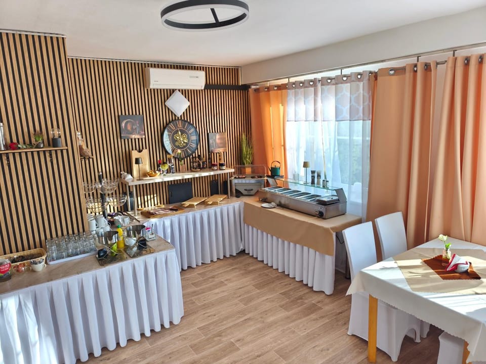 Property building, Restaurant/places to eat, Food and drinks, Banquet/Function facilities, Dining area, Food, Breakfast, Drinks