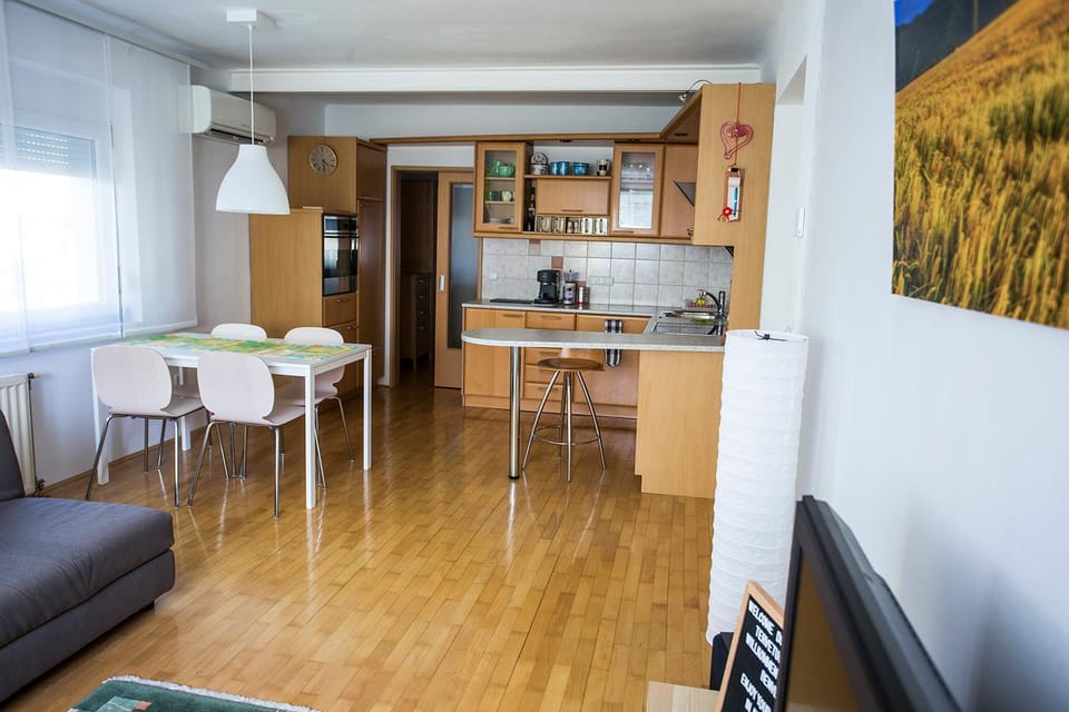Communal lounge/ TV room, TV and multimedia, Kitchen or kitchenette, Living room, Photo of the whole room, Seating area, Dining area, Communal kitchen