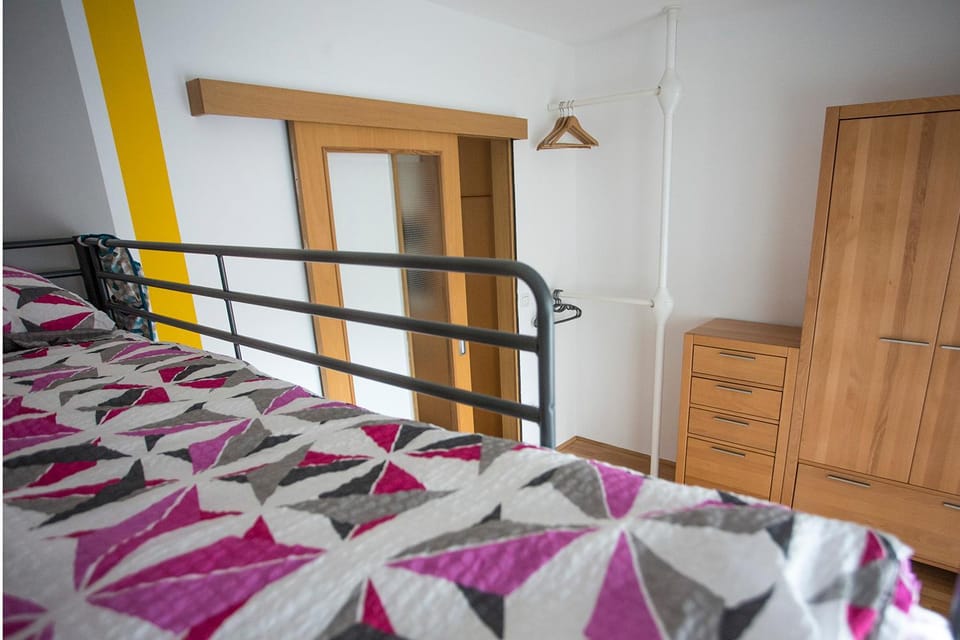 Bedroom, bunk bed