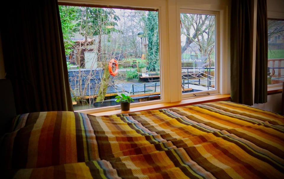Bed, Bedroom, Garden view