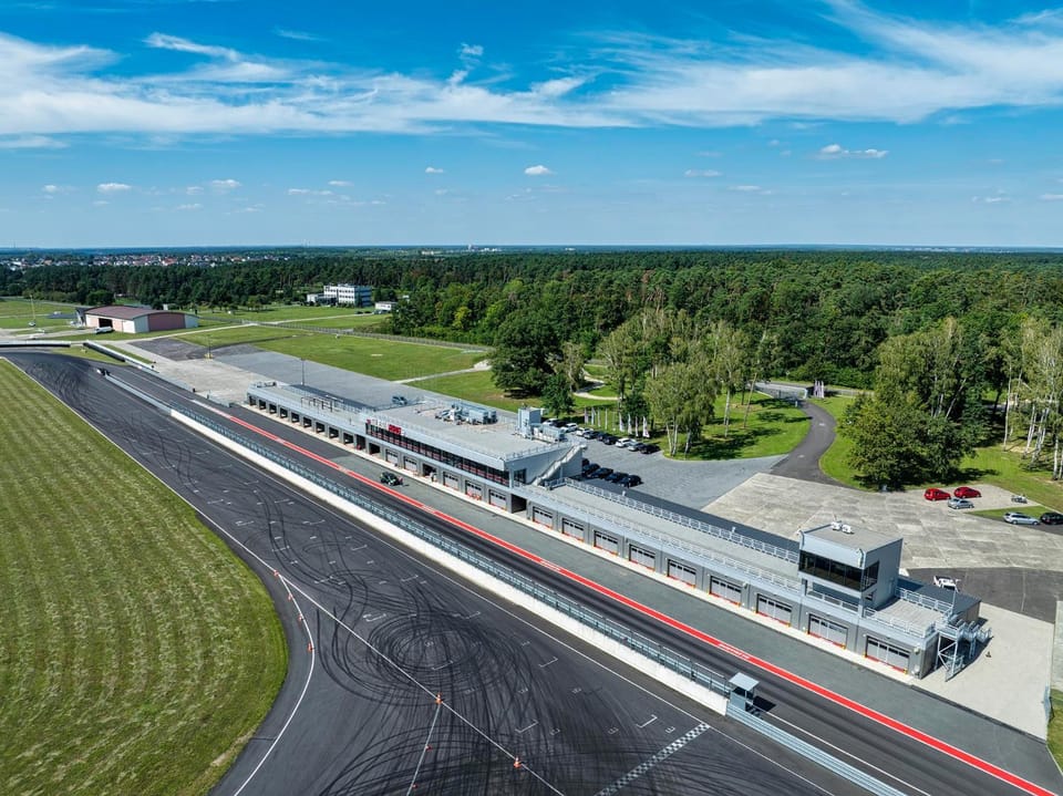 Off site, Area and facilities, Entertainment, Location