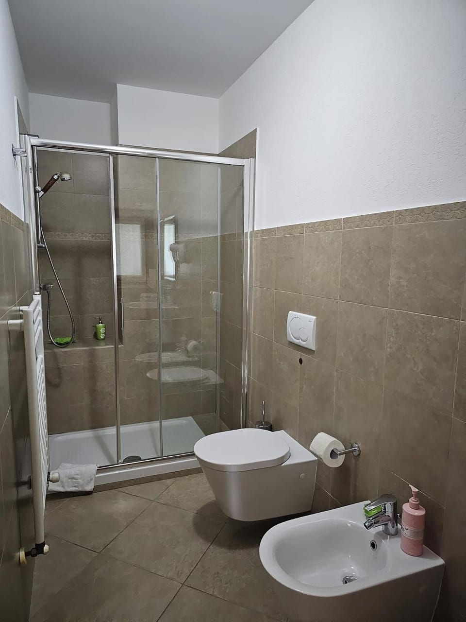 Shower, Toilet, Bathroom, bidet, towels