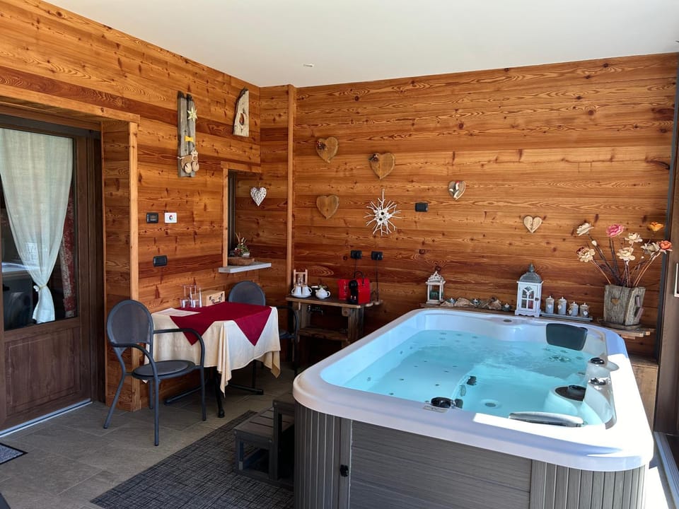 Hot Tub, Sauna, Balcony/Terrace, Spa and wellness centre/facilities, towels