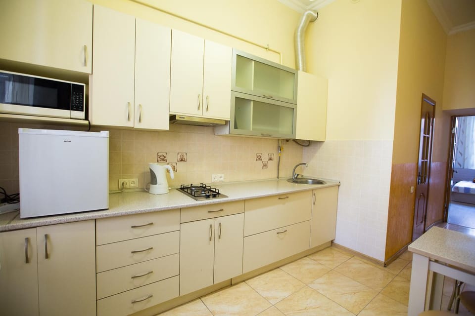 Kitchen or kitchenette, Dining area