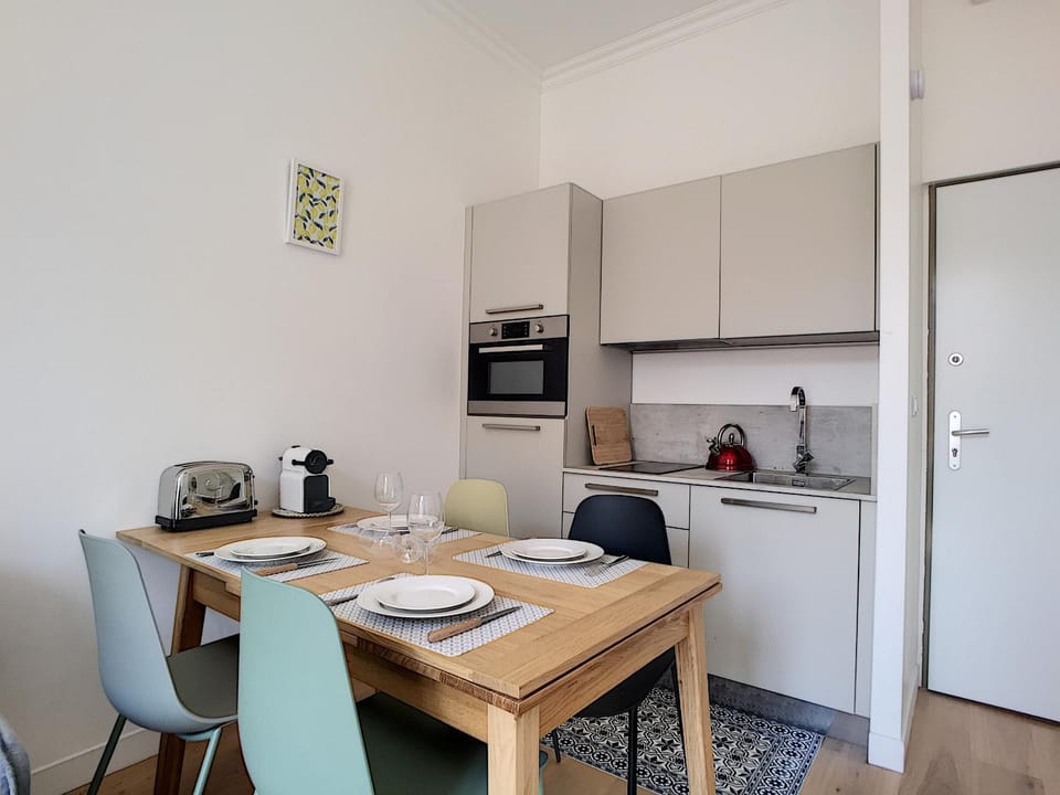Kitchen or kitchenette, Dining area