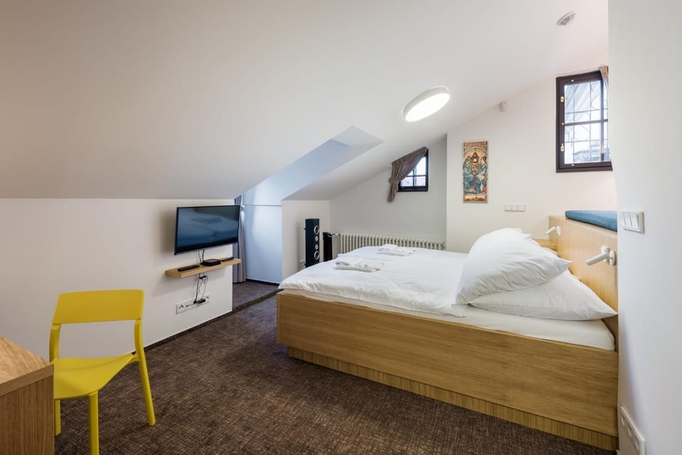 Bed, TV and multimedia, Bedroom
