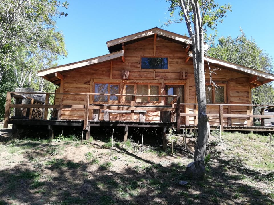 Cabaa rstica 2 maravillosa,con troncos nativos, con orilla de Ro Trancura House in Pucon