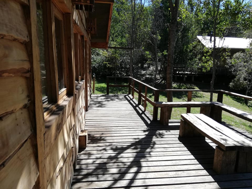 Cabaa rstica 2 maravillosa,con troncos nativos, con orilla de Ro Trancura House in Pucon
