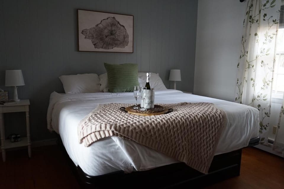 Alamoosook Lakeside Inn Orland Bed and Breakfast in Orland