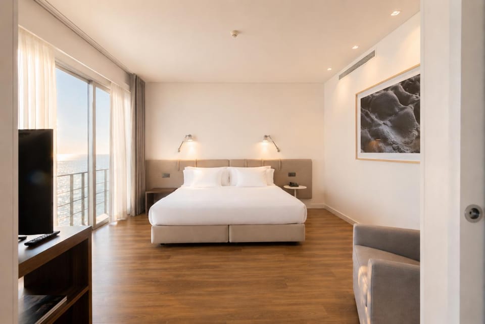 Bed, TV and multimedia, Photo of the whole room, Bedroom