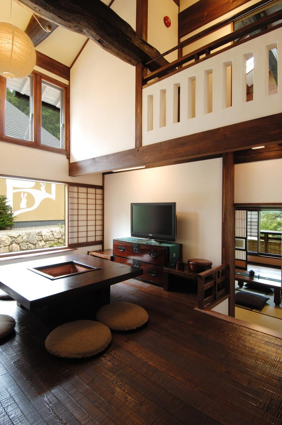 Photo of the whole room, Garden view