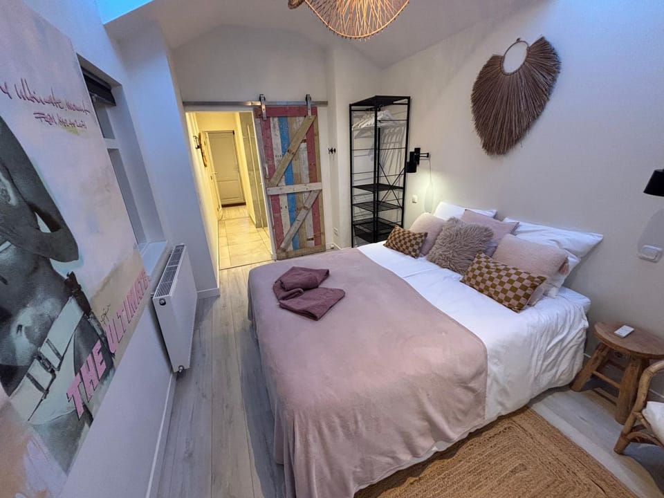 The Bond Studio FREE PARKING Apartment in Zandvoort