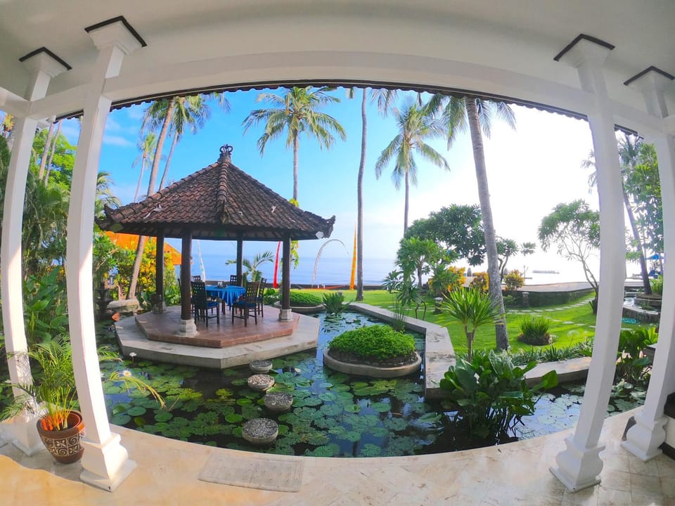Property building, Garden, Balcony/Terrace, Garden view, Sea view