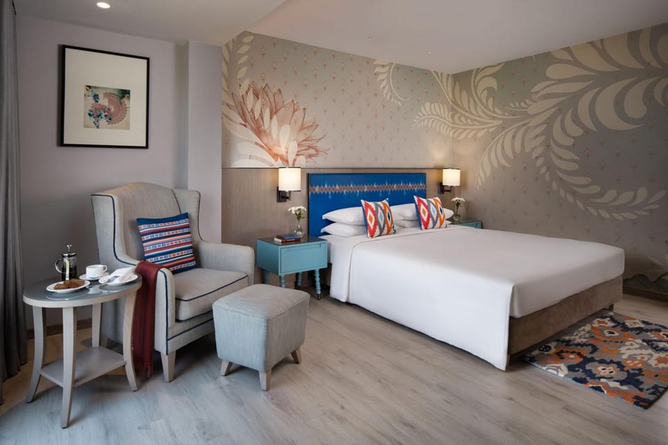 Bed, Bathroom, Coffee/tea facilities, Living room, Food and drinks, Seating area, Bedroom, Food, City view, Bath, oven