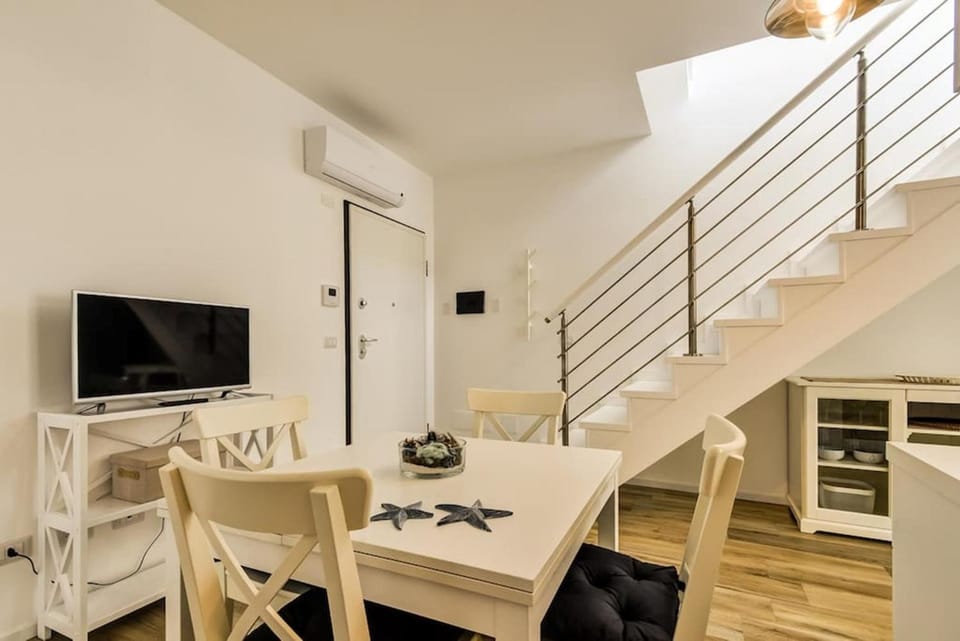 TV and multimedia, Seating area, Dining area