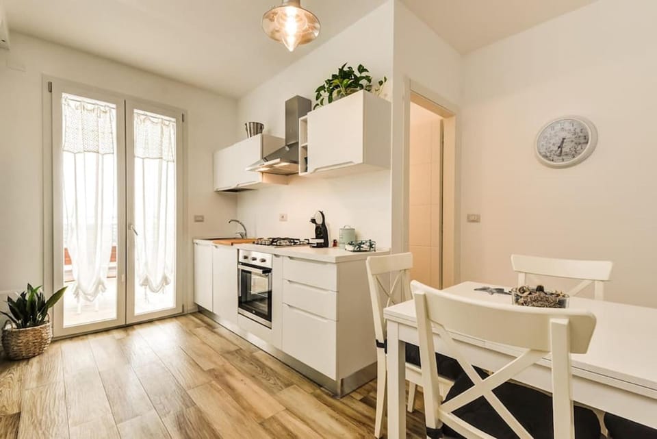Kitchen or kitchenette, Dining area, dishwasher, minibar, pet friendly, stove