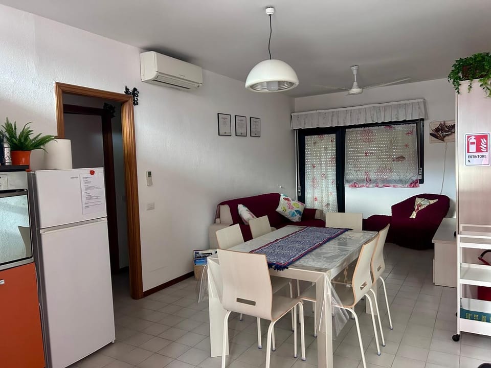 Kitchen or kitchenette, Seating area, Dining area, air conditioner