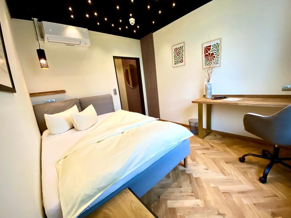 Bed, Photo of the whole room, Seating area, Bedroom