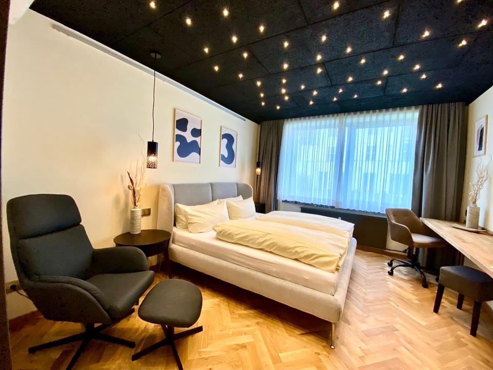 Bed, Photo of the whole room, Seating area, Bedroom