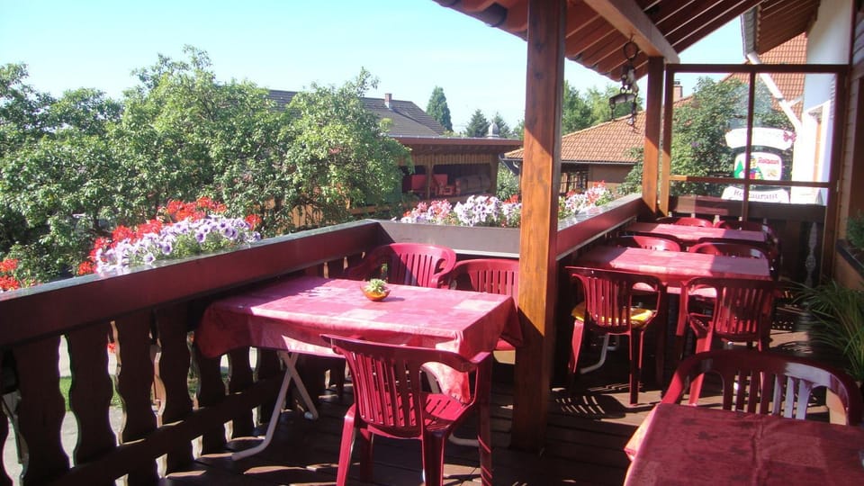 Restaurant/places to eat, Garden view