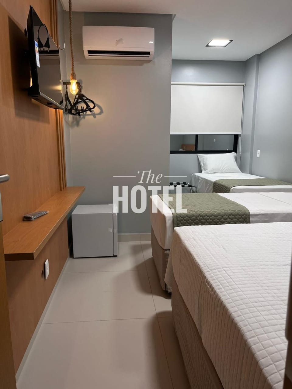 Bed, TV and multimedia, Photo of the whole room, Bedroom, Text overlay, air conditioner