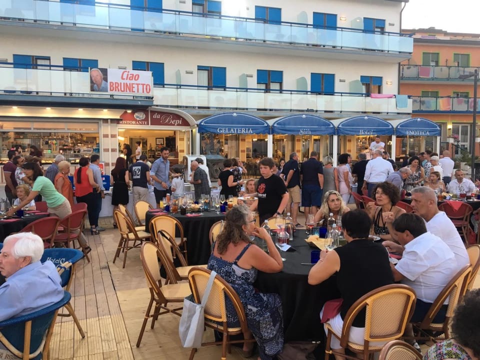 Restaurant/places to eat, Facade/entrance, People, Banquet/Function facilities, Evening entertainment, Entertainment, Lunch, Dinner