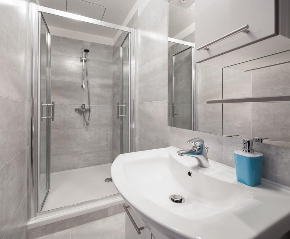 Shower, Bathroom, towels