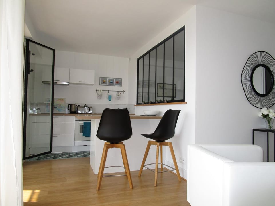 Coffee/tea facilities, Kitchen or kitchenette, Dining area