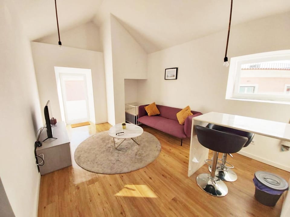 Day, TV and multimedia, Living room, Photo of the whole room, Seating area, Dining area, On site, cot