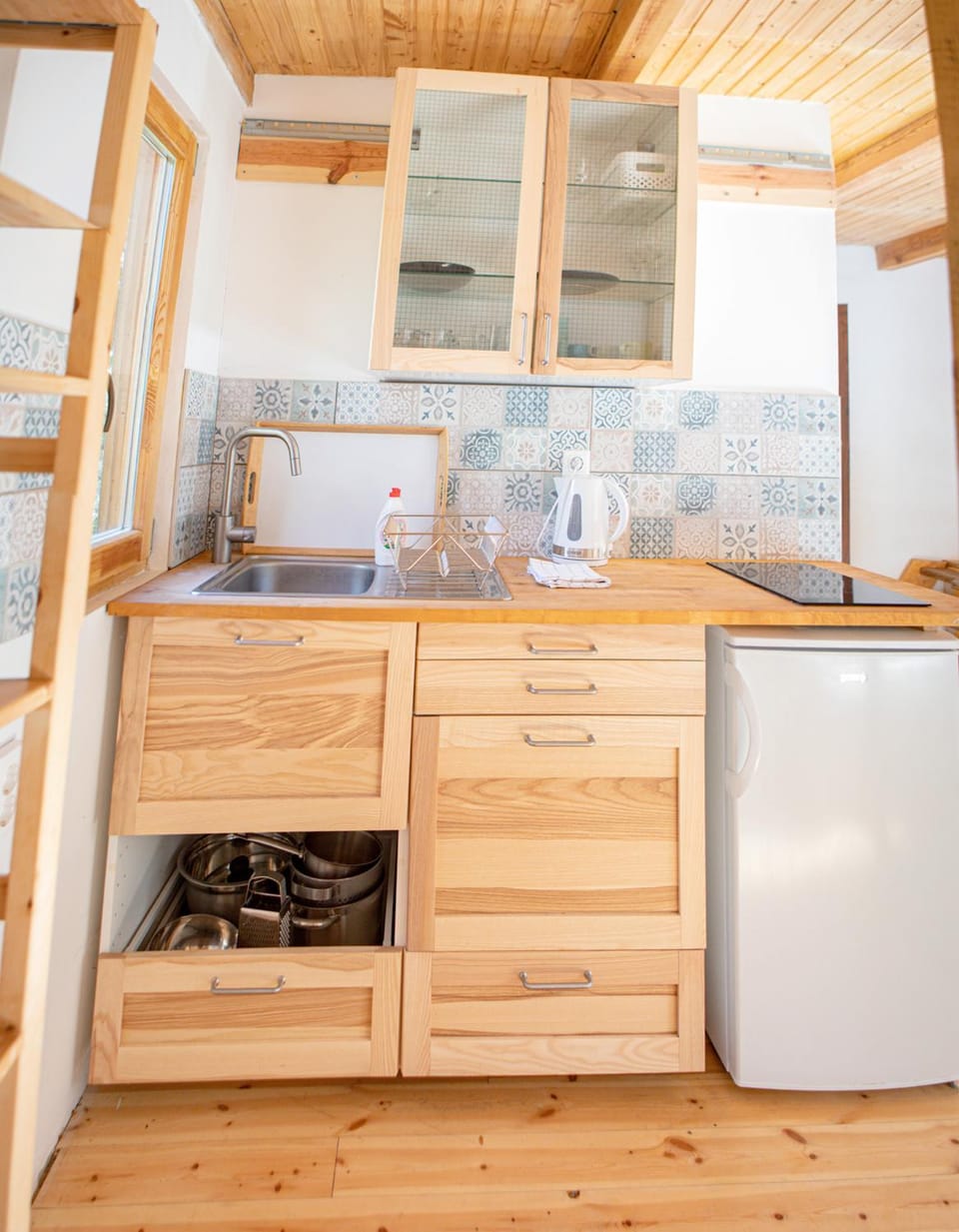 Coffee/tea facilities, Kitchen or kitchenette, stove