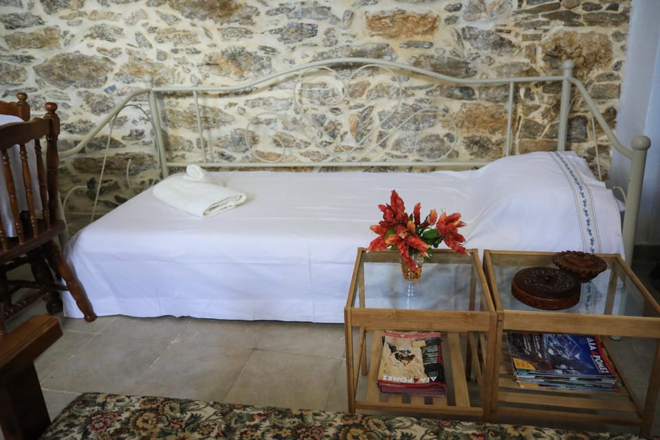 Bed, Kitchen or kitchenette, Seating area