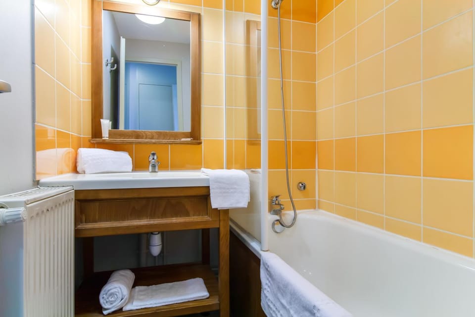 Shower, Hot Tub, Bathroom, Bath, towels