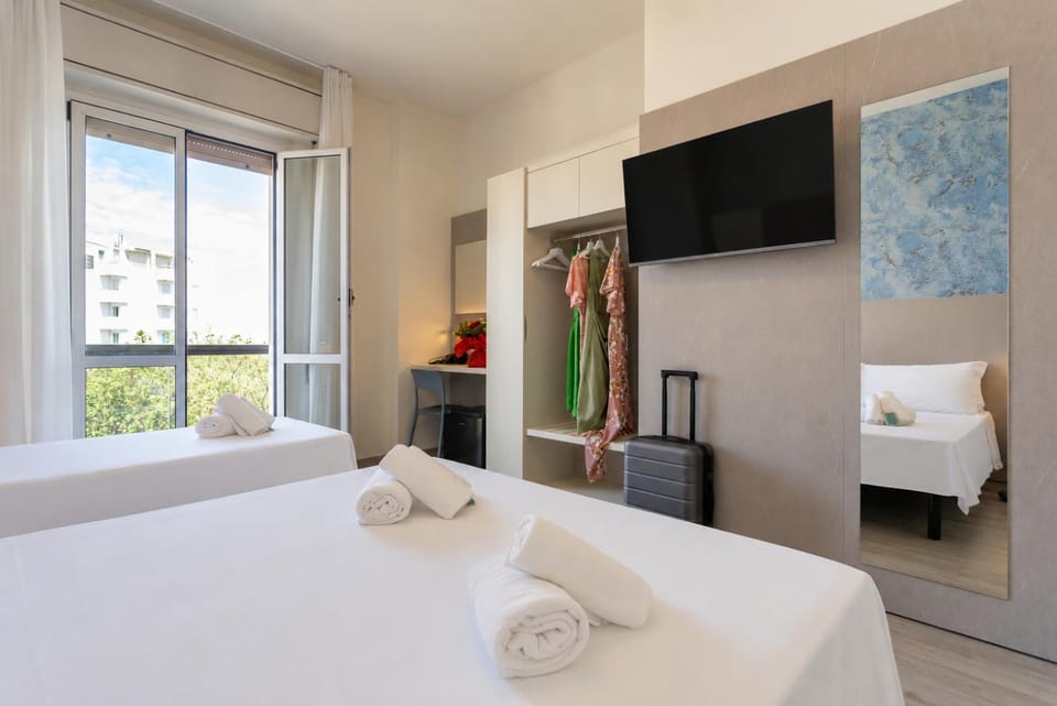 Bed, TV and multimedia, Balcony/Terrace, Photo of the whole room, Bedroom