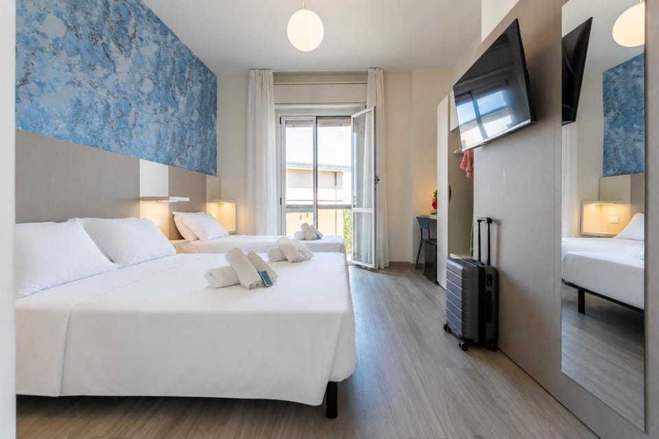 Bed, TV and multimedia, Photo of the whole room, Bedroom