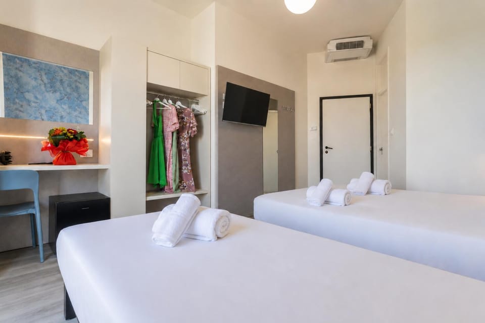 Bed, TV and multimedia, Photo of the whole room, Bedroom, towels, wardrobe, air conditioner