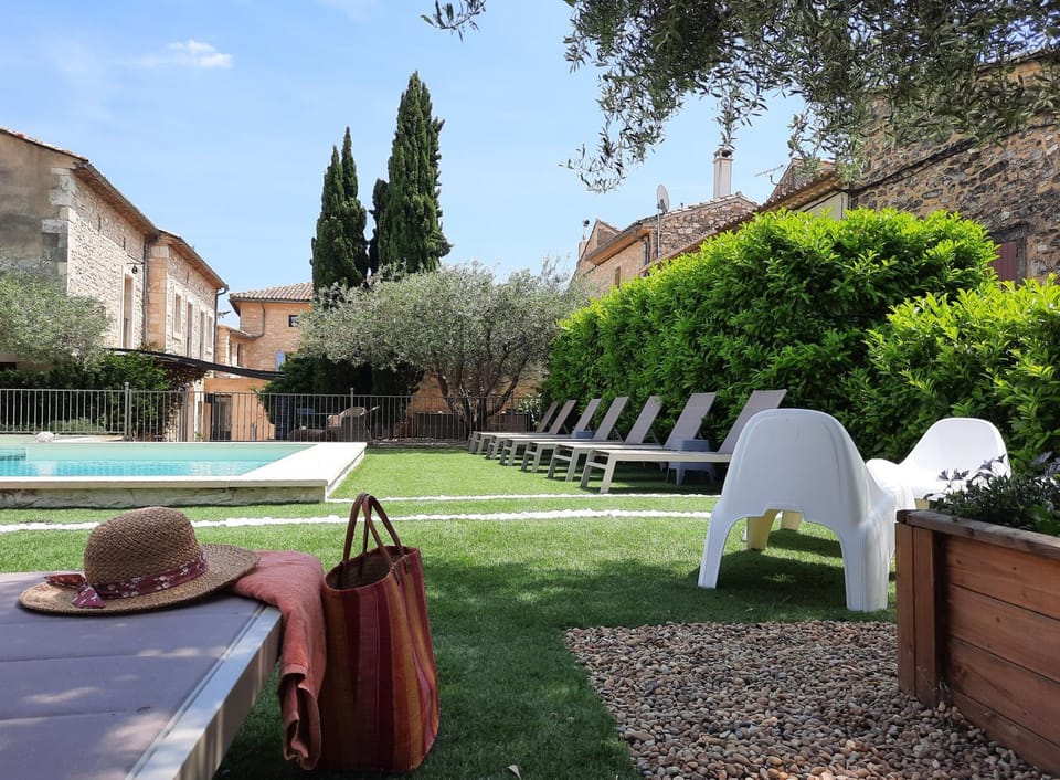 L'Ostal Saint Hilaire d'Ozilhan - Bed & Breakfast Bed and Breakfast in Provence