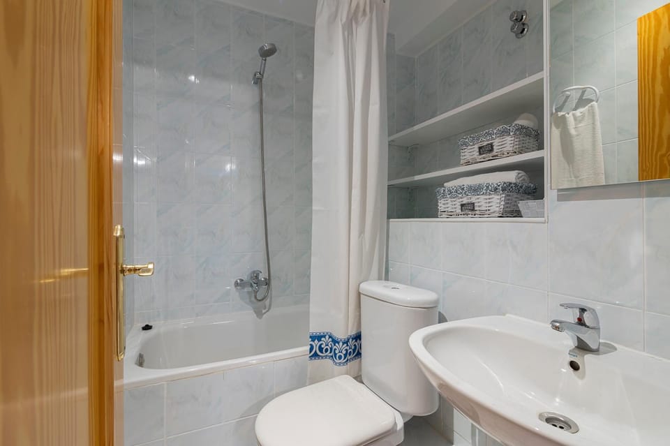 Shower, Toilet, Bathroom, Bath, towels