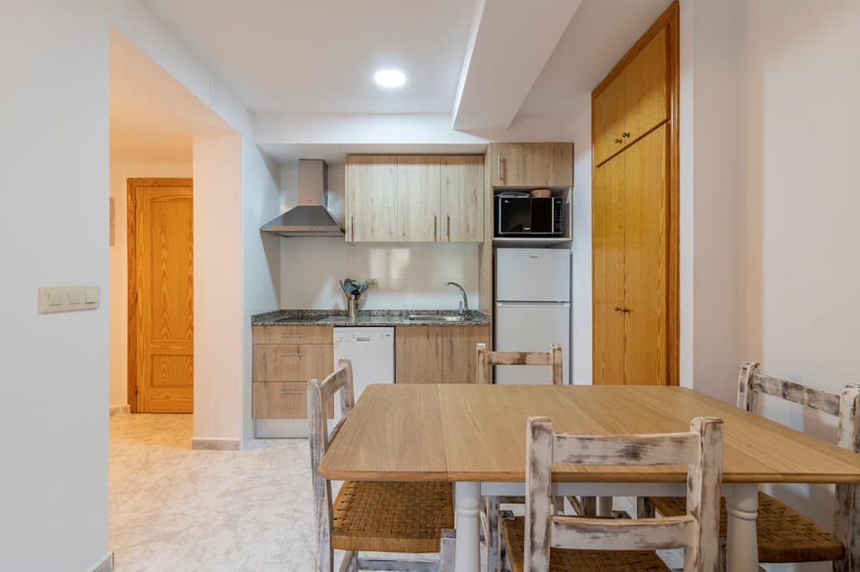 Kitchen or kitchenette, Dining area, minibar, oven, stove