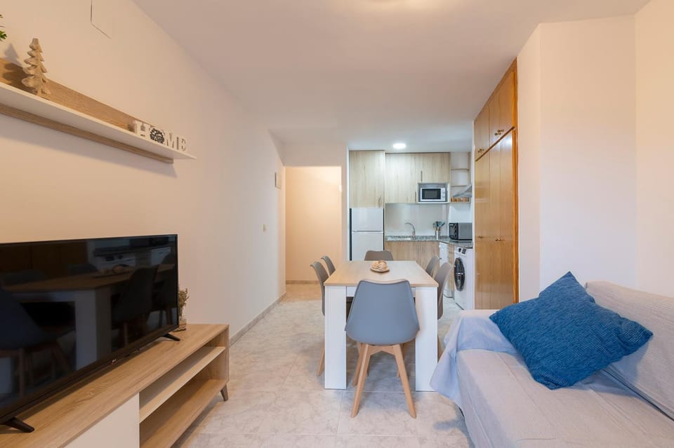 TV and multimedia, Kitchen or kitchenette, Living room, Seating area, Dining area, oven
