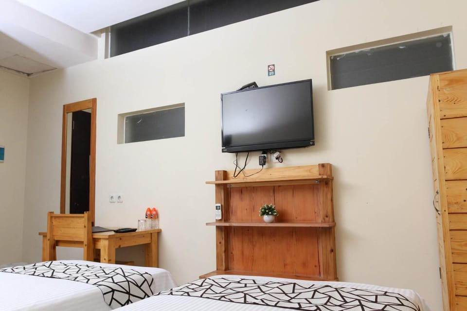 Bed, TV and multimedia, Bedroom